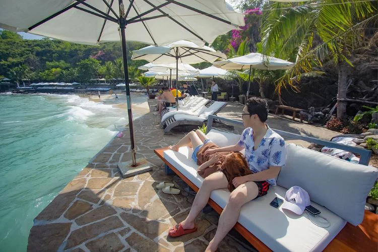Nước biển quanh Hòn Mun Nha Trang