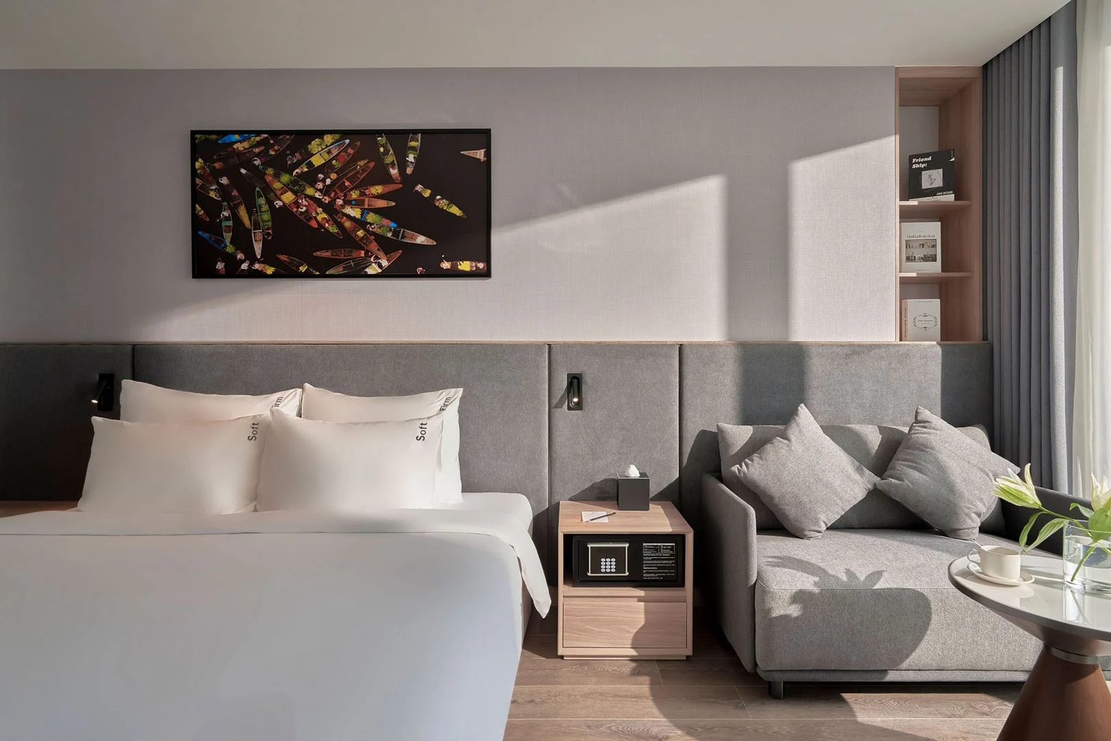 Phòng nghỉ có sofa tại Adamas Boutique Hotel Nha Trang