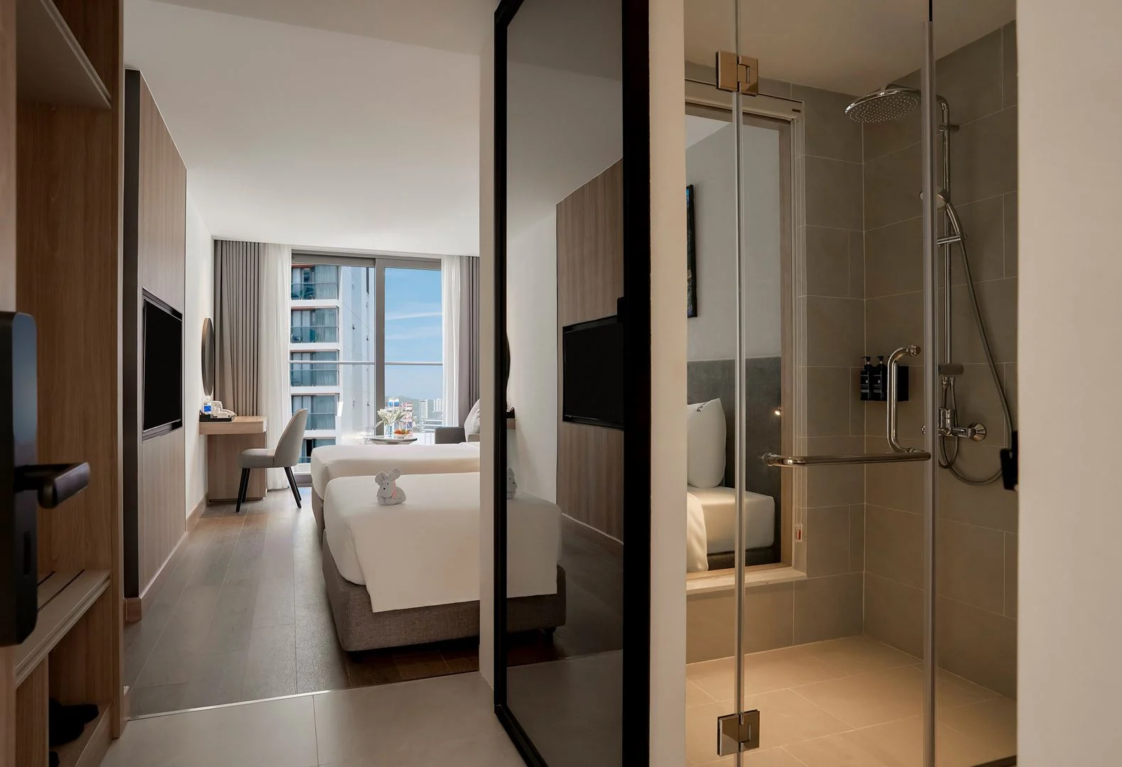 Phòng Deluxe City View nhìn từ lối vào tại Adamas Boutique Hotel Nha Trang