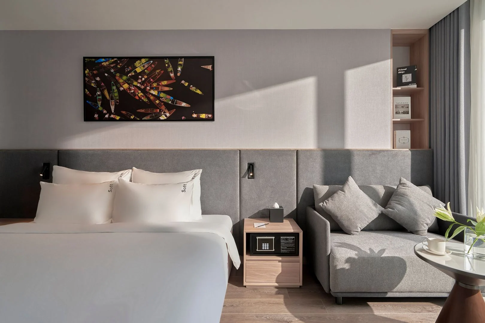 Phòng Deluxe City View có sofa tại Adamas Boutique Hotel Nha Trang