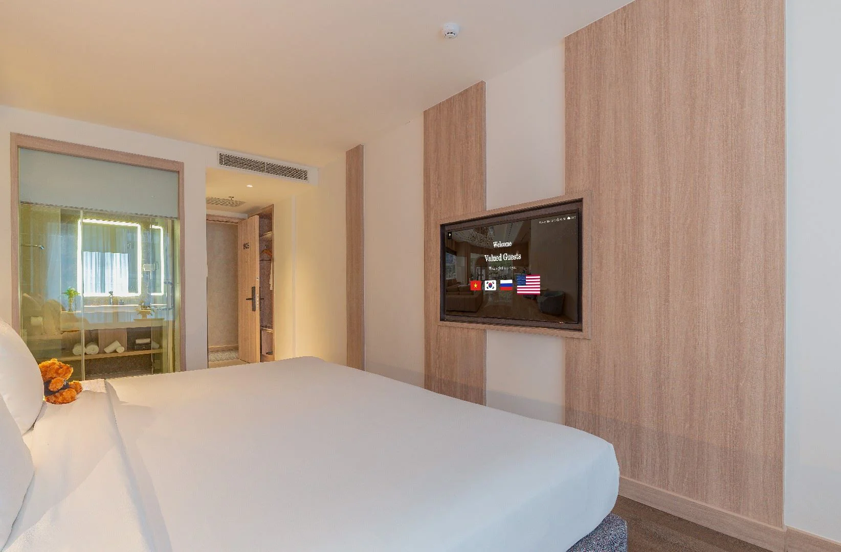 Không gian phòng nghỉ và phòng tắm tại Adamas Boutique Hotel Nha Trang