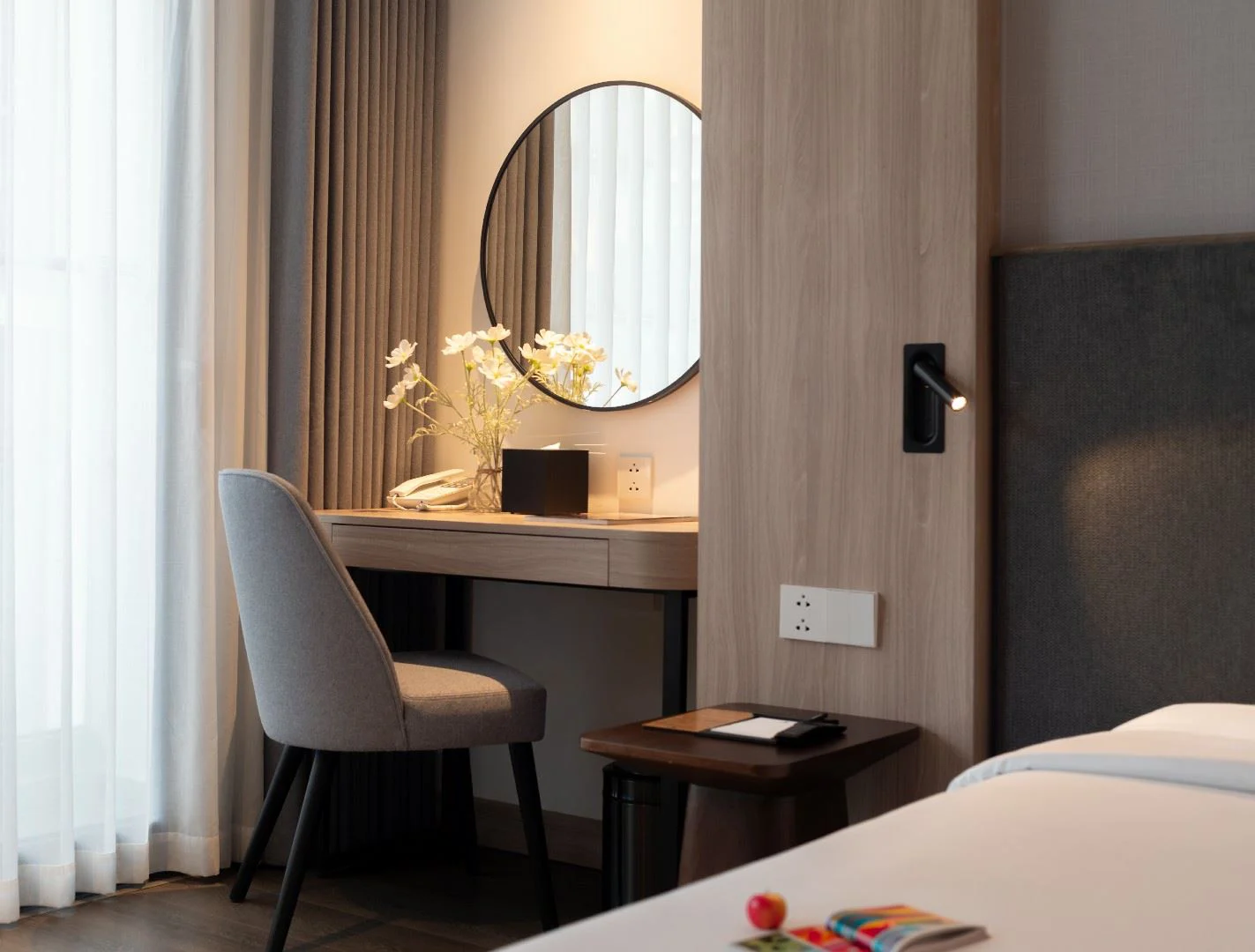 Bàn làm việc trong phòng nghỉ tại Adamas Boutique Hotel Nha Trang