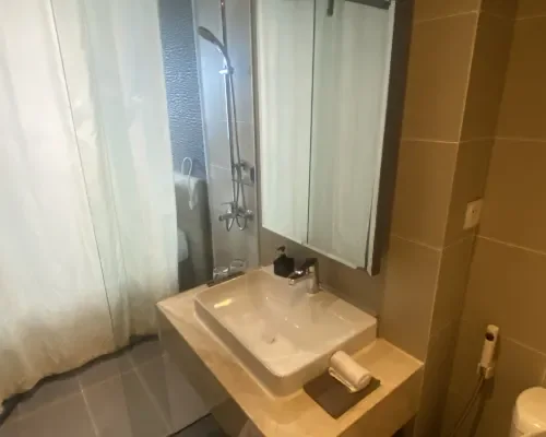 Phòng tắm tại Alana Nha Trang Beach Hotel – góc 2