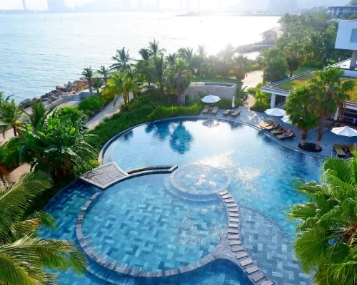 Hồ bơi tại Alibu Resort Nha Trang – góc 2