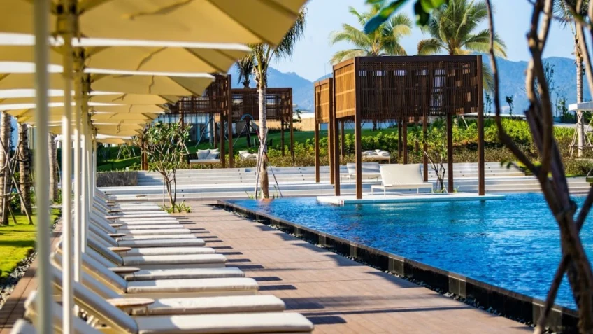 Hồ bơi tại Alma Resort Cam Ranh – góc 3
