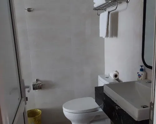 Bàn ăn tại Anrizon Hotel Nha Trang