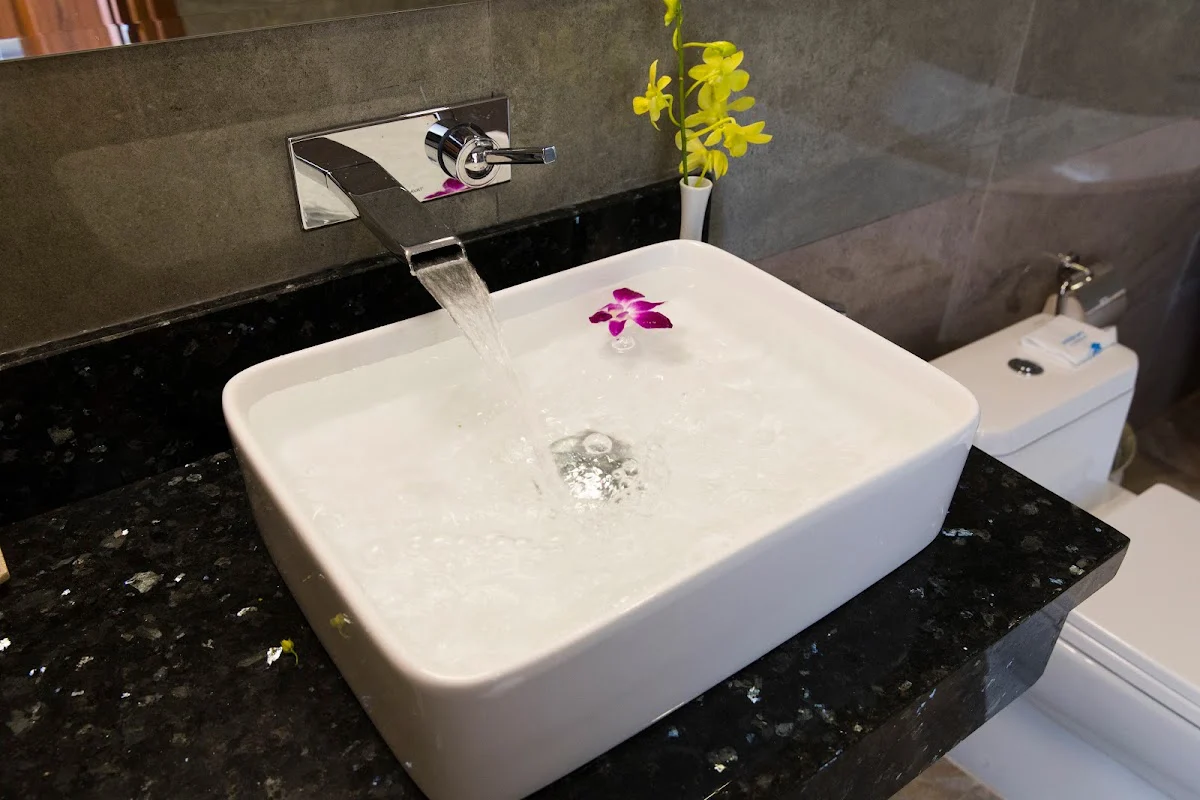 Phòng tắm tại Apus Hotel Nha Trang – góc 6