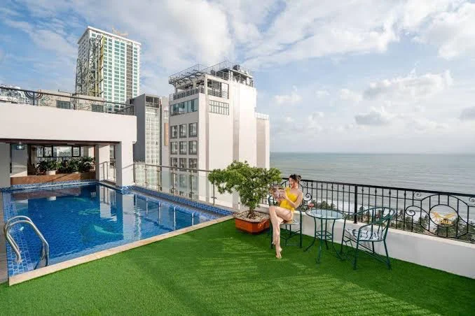 Hồ bơi tại Apus Hotel Nha Trang – góc 2