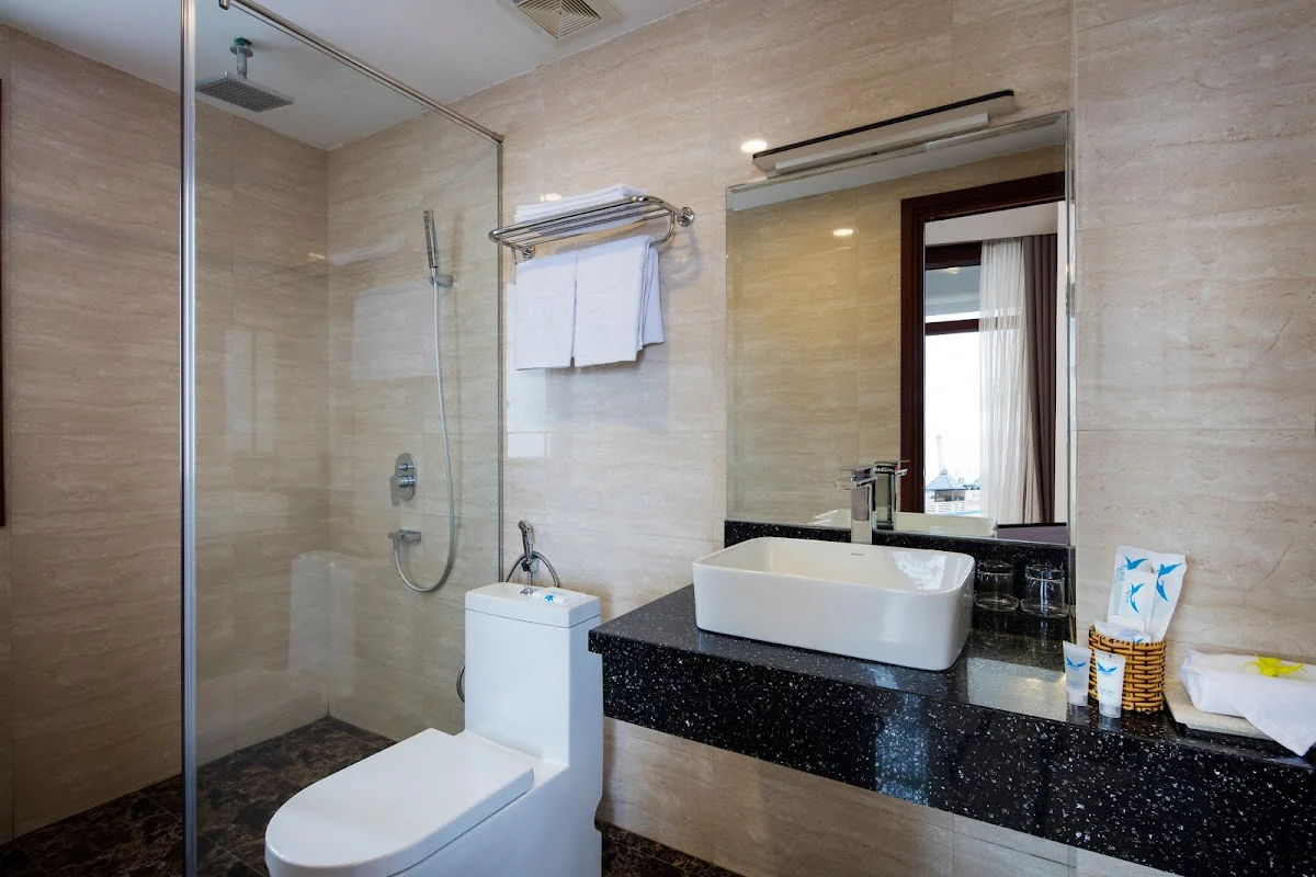Phòng tắm tại Apus Hotel Nha Trang – góc 5