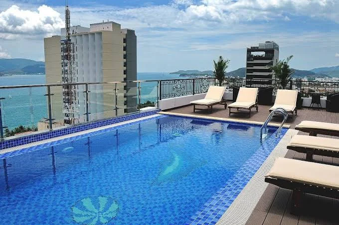 Hồ bơi tại Apus Hotel Nha Trang