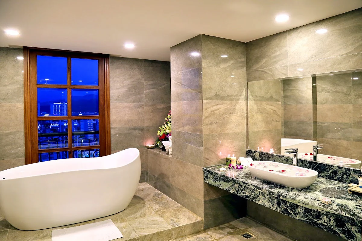 Phòng tắm tại Apus Hotel Nha Trang – góc 2
