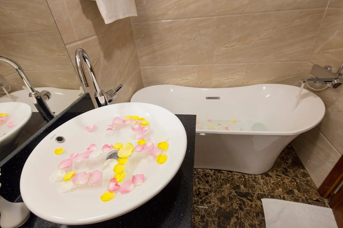 Phòng tắm tại Apus Hotel Nha Trang – góc 3