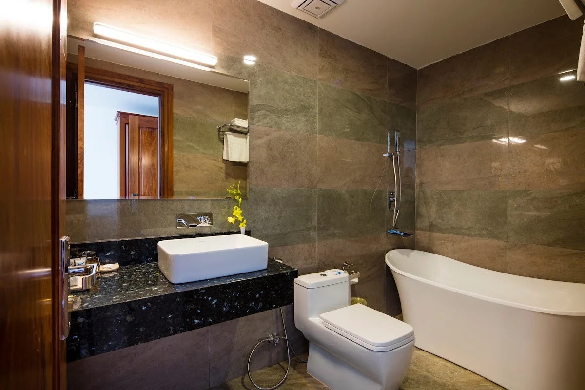 Phòng tắm tại Apus Hotel Nha Trang – góc 4