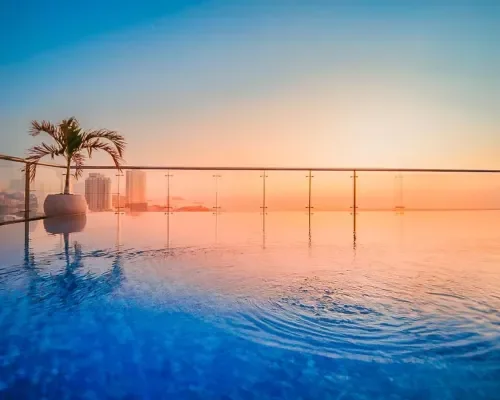 Hồ bơi trên cao lúc hoàng hôn tại Areca Hotel Nha Trang