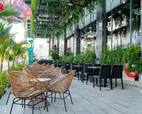 Sân hiên ngoài trời của nhà hàng tại Areca Hotel Nha Trang