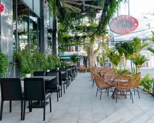 Sân hiên nhà hàng có cây xanh tại Areca Hotel Nha Trang