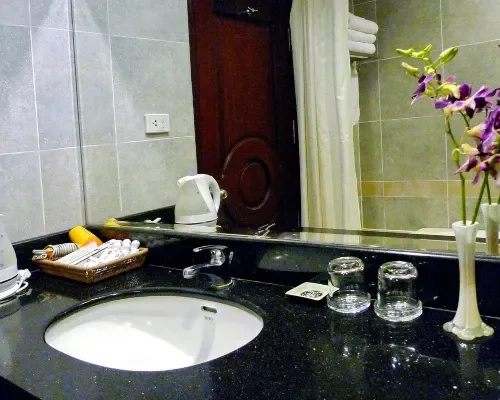 Phòng tắm tại Asia Paradise Hotel Nha Trang – góc 2
