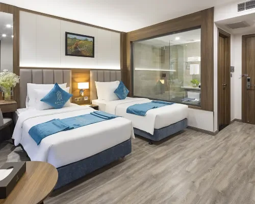 Phòng hai giường và phòng tắm kính tại Avari Hotel Nha Trang