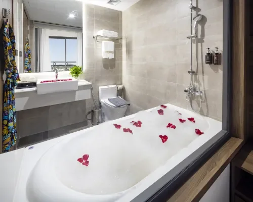 Phòng tắm có bồn tắm tại Avari Hotel Nha Trang