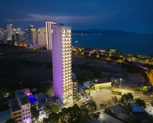 Toàn cảnh khách sạn về đêm tại Avari Hotel Nha Trang