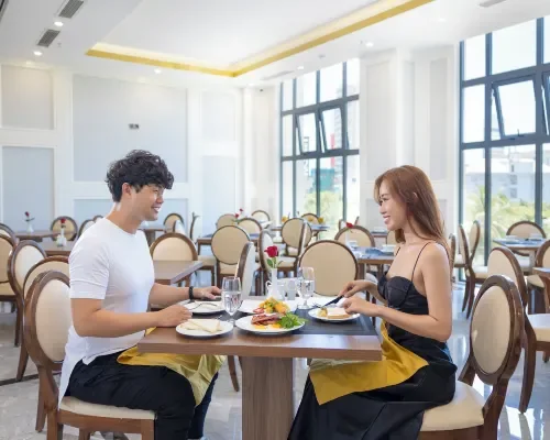 Không gian nhà hàng tại Avari Hotel Nha Trang