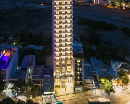 Mặt tiền khách sạn về đêm tại Avari Hotel Nha Trang