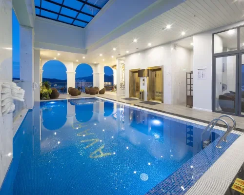 Hồ bơi trong nhà tại Avari Hotel Nha Trang