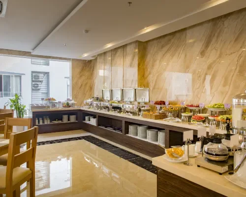 Không gian ăn uống tại Balcony Nha Trang Hotel
