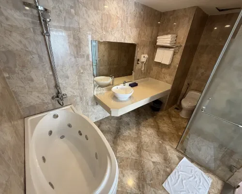 Phòng tắm tại Balcony Nha Trang Hotel – góc 4