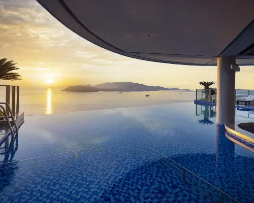 Hồ bơi tại Best Western Premier Marvella Nha Trang – góc 2