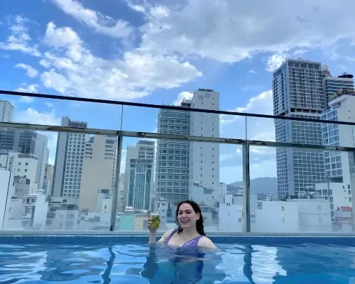 Rooftop bar nhìn thành phố