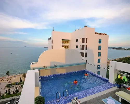 Hồ bơi tại Boss Hotel Nha Trang – góc 4