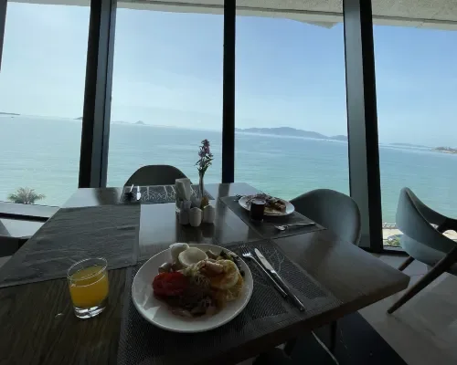 Không gian ăn uống tại Boton Blue Hotel & Spa Nha Trang – góc 2