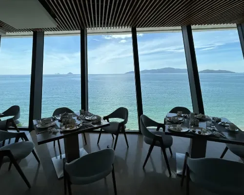 Không gian ăn uống tại Boton Blue Hotel & Spa Nha Trang