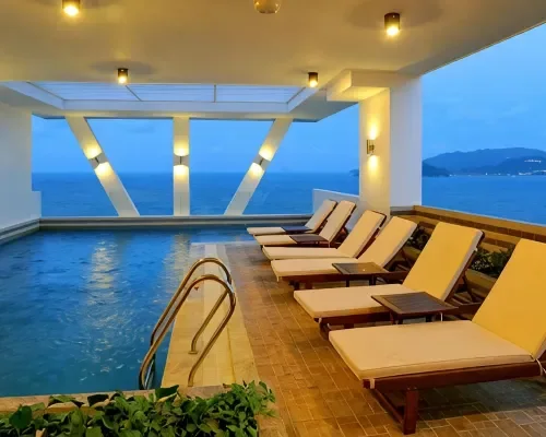 Hồ bơi tại Dendro Beachfront Hotel Nha Trang