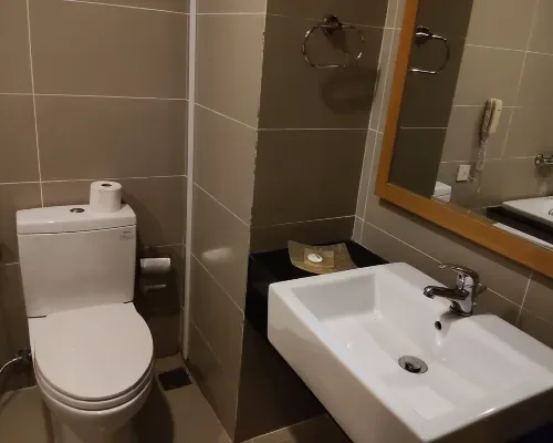 Phòng tắm tại Dendro Gold Hotel – góc 2