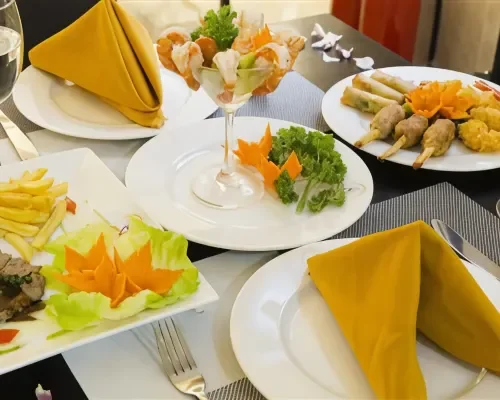 Không gian ăn uống tại Dendro Gold Hotel