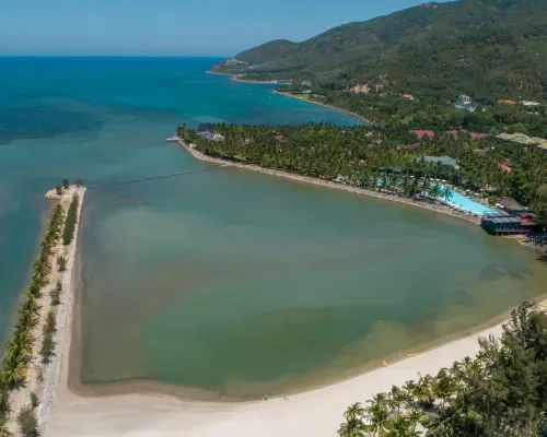 Không gian ven biển tại Diamond Bay Resort & Spa – góc 2