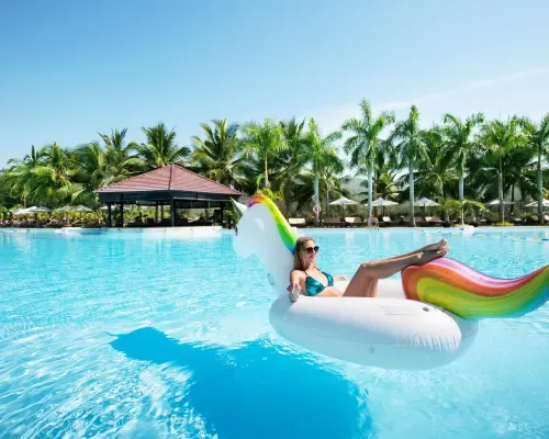 Hồ bơi tại Diamond Bay Resort & Spa