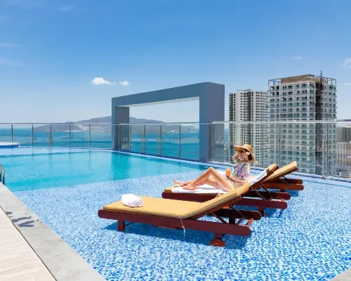 Hồ bơi tại D’Qua Hotel Nha Trang