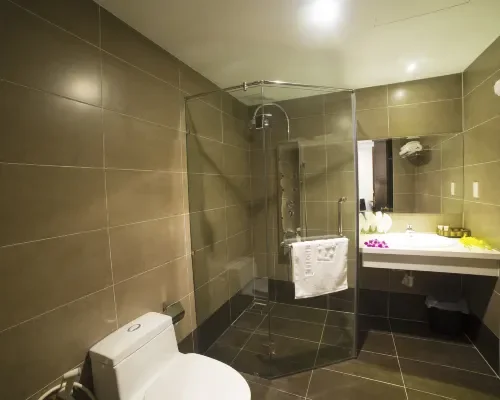 Phòng tắm tại Edele Hotel Nha Trang Beach – góc 2