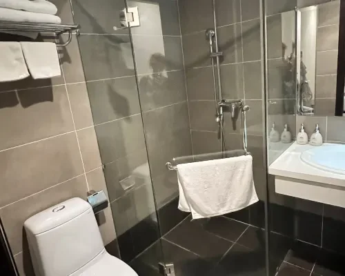 Phòng tắm tại Edele Hotel Nha Trang Beach – góc 4
