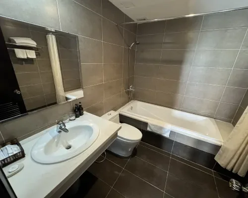 Phòng tắm tại Edele Hotel Nha Trang Beach – góc 3