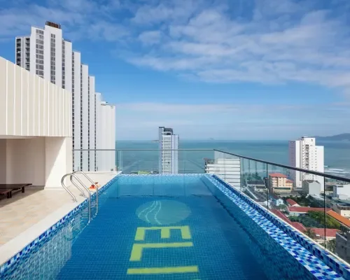 Hồ bơi trên cao tại Elite Hotel Nha Trang