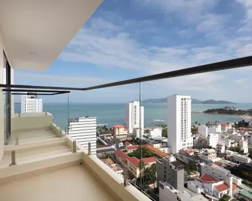 Ban công nhìn thành phố và biển tại Elite Hotel Nha Trang