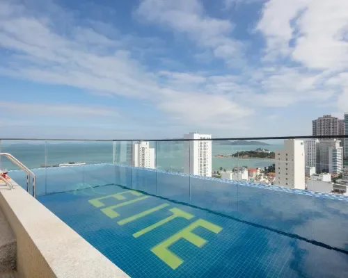 Hồ bơi trên cao nhìn biển tại Elite Hotel Nha Trang