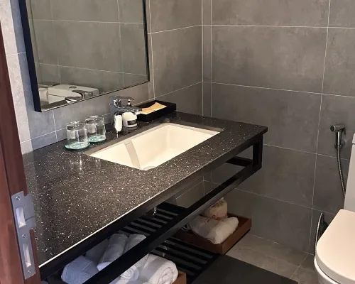 Phòng tắm tại Em Oi Boutique Hotel – góc 3