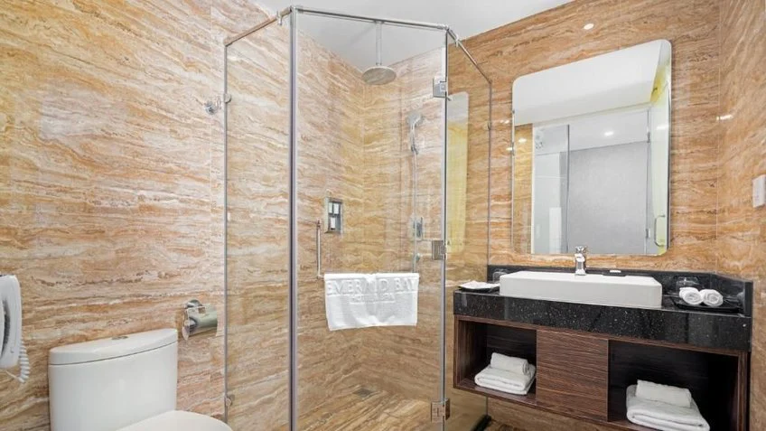 Phòng tắm tại Emerald Bay Hotel & Spa Nha Trang – góc 2
