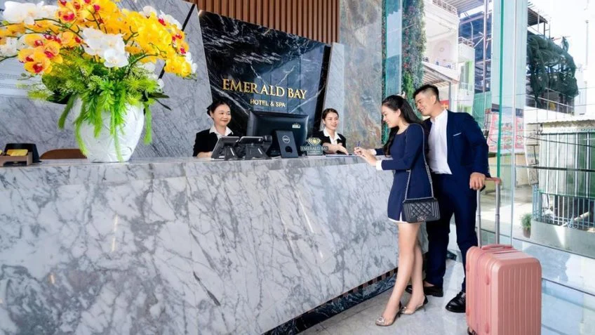 Sảnh và khu đón khách tại Emerald Bay Hotel & Spa Nha Trang – góc 2