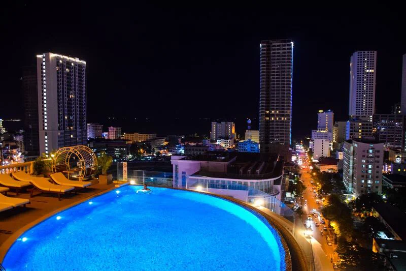 Hồ bơi tại Florida Hotel Nha Trang – góc 2
